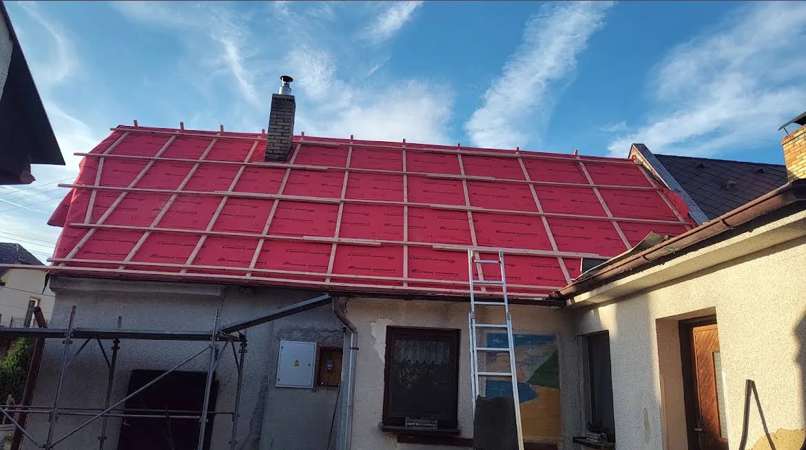 Stejná střecha s novými latěmi a červenou fólií