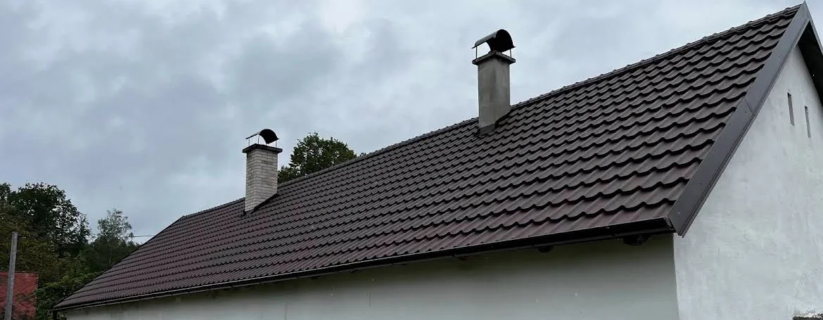 Dlouhá střecha s novou plechovou krytinou a oplechovaným štítem