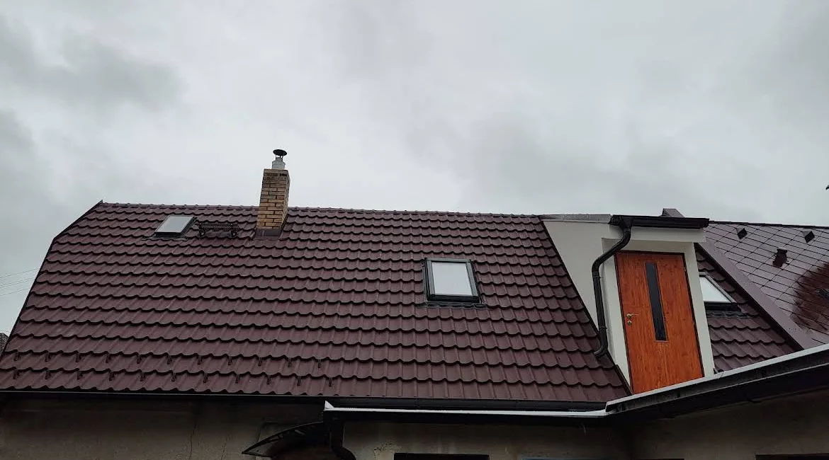 Stejná střecha s novou krytinou a střešními okny